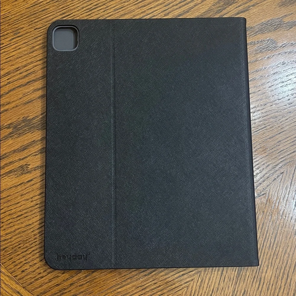NEW IPad Pro 13 in Accessories Lot